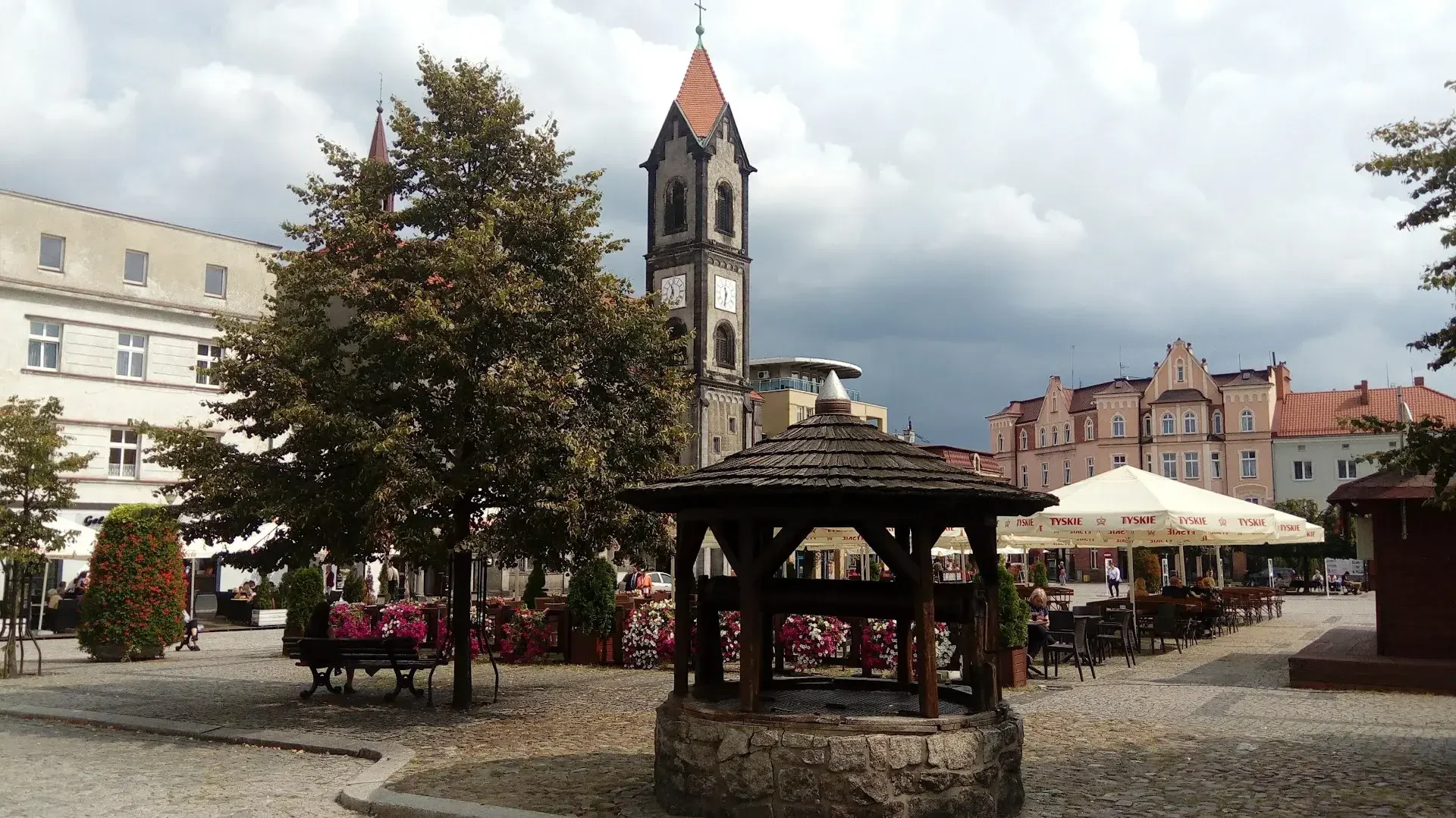 Mercado urbano con pérgola e iglesia